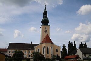 Großschönau, Pfarrkirche hl. Leonhard, urspr. roman. Ostturmkirche, durch gotischen Chor erweitert