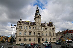Laa an der Thaya, Rathaus am Stadtplatz, 1898/99 von Peter Paul Brang erbaut