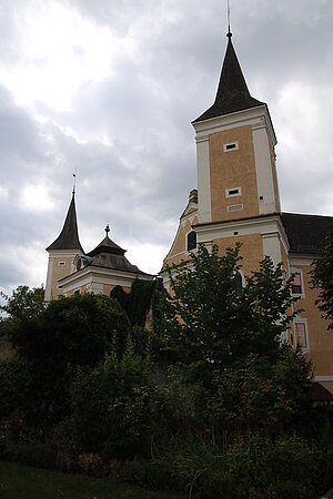 Mühlbach am Manhartsberg, Pfarrkirche hl. Martin, neben dem Schloss gelegen, frühbarocker Bau mit mittelalterlichem Kern