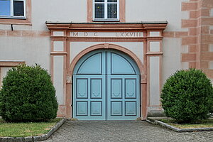 Zwentendorf, Pfarrhof, im 16. Jh. ausgebaut - Renaissance-Portal, 1678