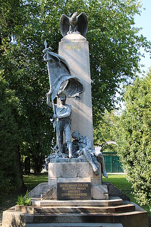 Deutsch-Wagram, Kriegerdenkmal zur Erinnerung an die Schlacht bei Deutsch-Wagram 1809, 1909 von Franz Seifert errichtet