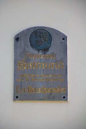 Gaaden, Heiligenkreuzer Straße 1, Gedenktafel vom "Raimund Haus"