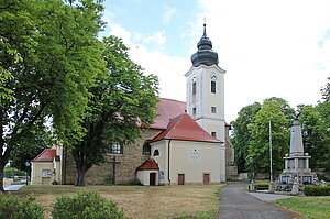Zwentendorf, Pfarrkirche hl. Stephan, und Denkmal für die Gefallenen