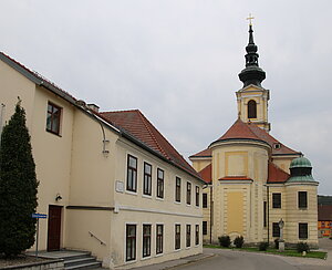 Großweikersdorf, Alte Volksschule (1802) und Pfarrkirche hl. Georg