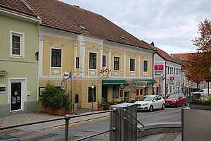 Neulengbach, Hauptplatz Nr. 5, spätmittelalterliches Bürgerhaus mit  barocker Putzfassade