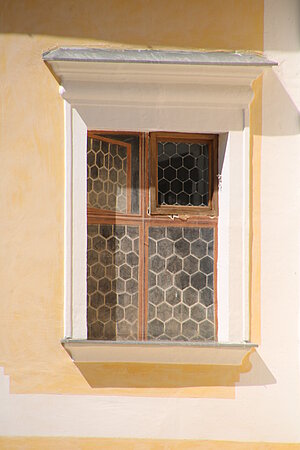 Raabs an der Thaya, Pfarrhof, gemaltes Fenster an der Innenhoffassade