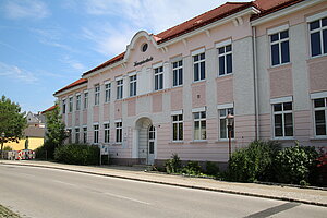 Felixdorf, Hauptschule, 1913 von Wenzel Wegwarth erbaut