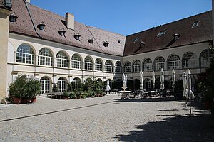 Katzelsdorf, Schloss Katzelsdorf, Anlage des 16./17. Jh.s, Arkadengänge