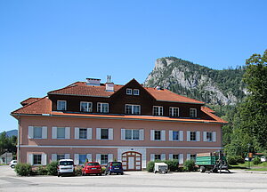 Schwarzau im Gebirge, Markt Nr. 2, ehem. Makrttaverne, im Kern um 1597, 1944 und 1999 weitgehend verändert