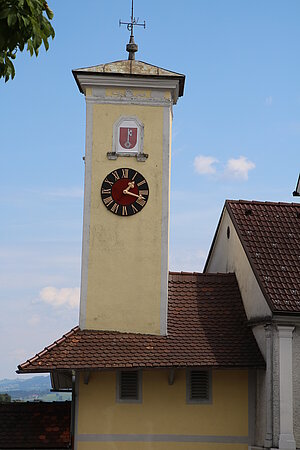 Uhrturm am östlichen Ende des Marktplatzes, urkundlich 1637 nachweisbar, im 19. Jahrhundert umgestaltet