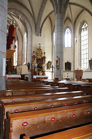 St. Wolfgang bei Weitra, Pfarrkirche St. Wolfgang, Blick vom Seitenschiff in das Hauptschiff