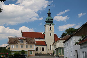 Sitzendorf an der Schmida, Pfarrkirche hl. Martin, spätgotische, im 18. Jh. zum Teil veränderte Pseudobasilika mit spätbarockem Süd-Turm
