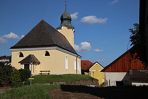 Würnsdorf, Filialkirche Hll. Petrus und Paulus, barockisierter frühgotischer Bau mit biedermeierlichen Ost-Turm