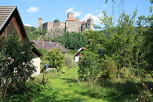 Blick von der Vorstadt auf die Burg Hardegg