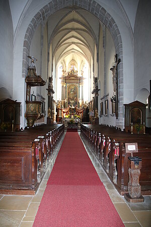 Raabs an der Thaya, Pfarrkirche Mariä Himmelfahrt, Blick in das Kircheninnere, basilikales Langhaus, gotischer Langchor