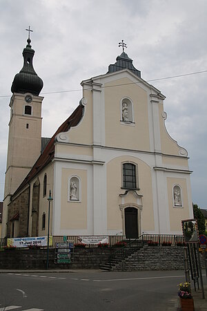 Mank, Pfarrkirche Mariä Himmelfahrt, spätgotische, außen barockisierte Staffelhalle des frühen 16. Jahrhunderts