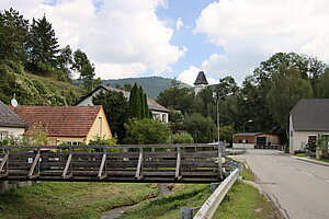 Mühldorf am Jauerling, Bergwerkstraße, im Hintergrund sog. Trenninghof, im Kern 16. Jahrhundert