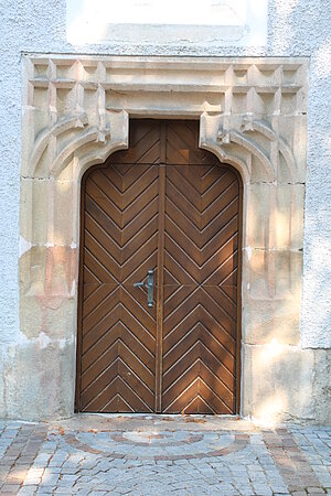 Langschlag, Pfarrkirche hl. Stephan, spätgotisches Schulterbogenportal mit reicher, sich gitterförmig überschneidender Stabrahmung