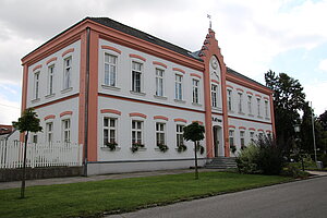 Marchegg, Rathaus auf dem Hauptplatz, ehemalige Schule, 1876 errichtet