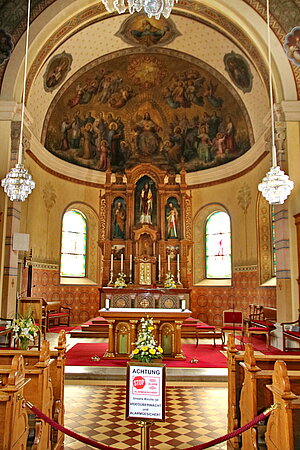 Staatz, Pfarrkirche hl. Martin, Apsis mit neugotischem Hochaltar