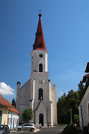 Ebenfurth, Pfarrkirche hl. Ulrich, barockisierter gotischer Bau, 1. Hälfte 14. Jh., W-Turm 1804 errichtet