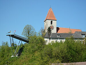 Kirchberg an der Pielach, Pfarrkirche hl. Martin mit dem 2014 eröffneten Skywalk