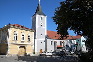 Pfarrkirche hl. Stephan, spätgotische Hallenkirche mit langgestrecktem Chor und Westturm 
