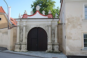Mautern an der Donau, Südtiroler Platz Nr. 5: Janaburg - erbaut 1558/9-81, Portal zur Straße