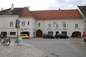 Bruck an der Leitha, Hauptplatz Nr. 2, Bürgerhaus, mit freigelegten Gewänden aus dem 13. bzw. 14. Jh.