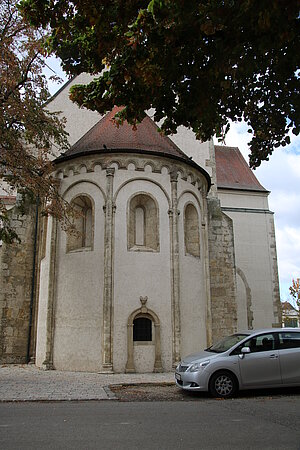Laa an der Thaya, Pfarrkirche hl. Veit, Apsis mit spätromanischer Gliederung, 2. Viertel 13. Jahrhundert