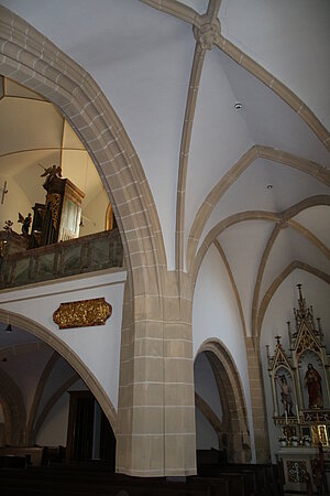 Großrußbach, Pfarrkirche hl. Valentin, Blick in die Netzgratgewölbe, nach Brand 1947 neu errichtet