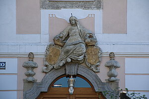 Hirschbach, Pfarrhof, Relief über dem Portal