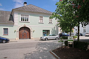 Kirchberg am Wagram, Marktplatz Nr. 18, ehem. Gasthaus Zum Goldenen Adler, Portal mit Wappen der Familie Beer, 1691