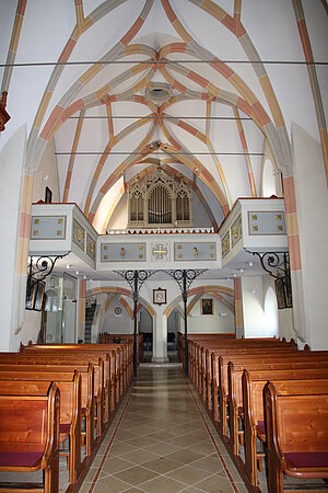 Randegg, Pfarrkirche hl. Maria Empfängnis, Blick Richtung Orgel, Rippennetzgewölbe, vor 1494
