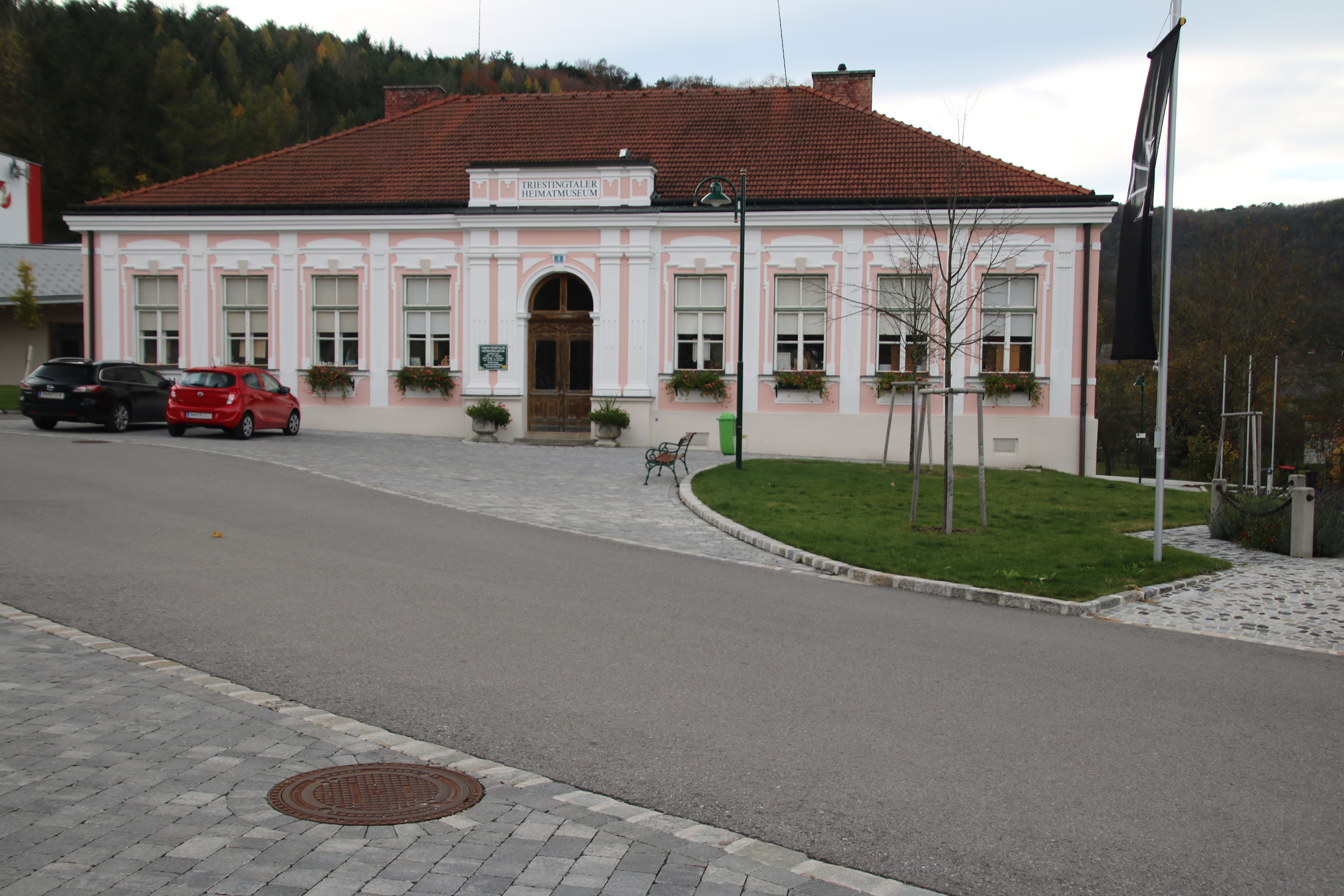 Weißenbach an der Triesting, Hauptplatz, ehem. Schule, jetzt Triestingtaler Heimatmuseum, 1900-01 erbaut